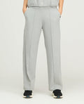 Pantalón sudadera deportiva para mujer gris claro de bota recta, silueta amplia y bolsillos laterales.