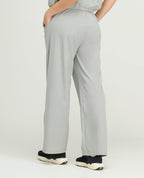 Pantalón de sudadera deportiva gris para mujer, silueta de bota recta, bolsillos laterales y ajuste elástico posterior.