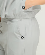 Detalle de bolsillo y textura técnica de pantalón sudadera gris bota recta para mujer, marca St Even.