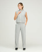 Pantalón de sudadera deportiva para mujer en color gris, silueta de bota recta, bolsillos laterales y ajuste cómodo.