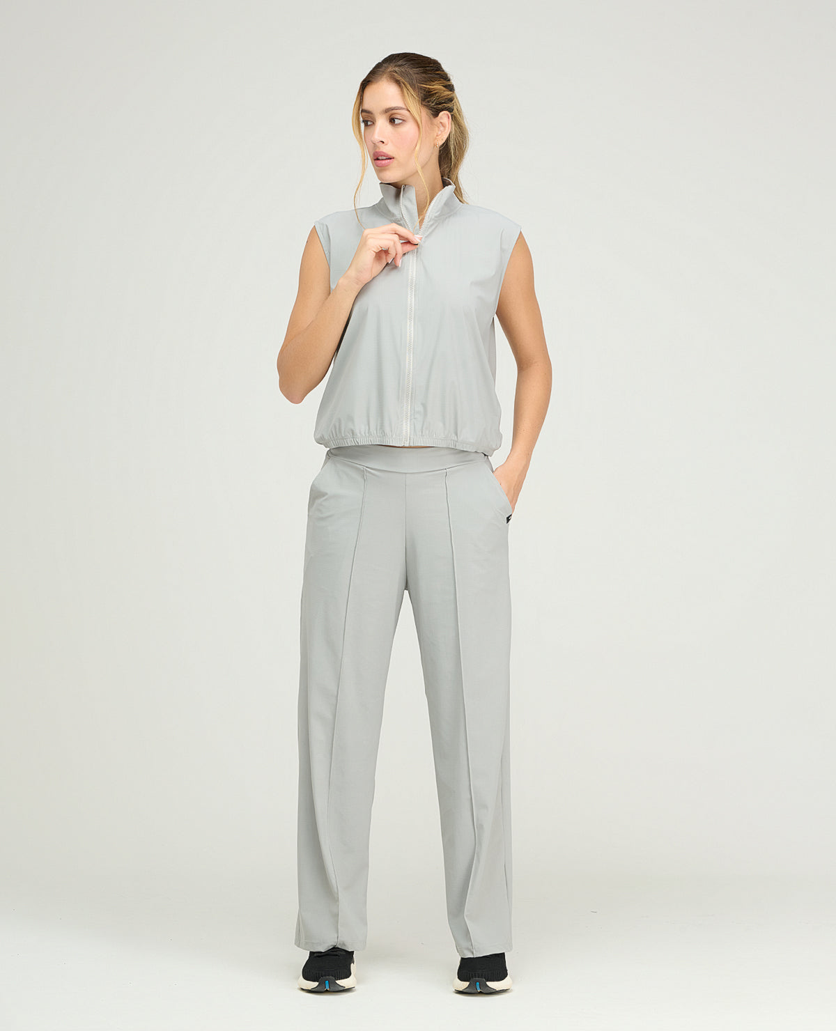 Pantalón de sudadera deportiva para mujer en color gris, silueta de bota recta, bolsillos laterales y ajuste cómodo.