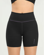 Short deportivo negro tipo ciclista para mujer con pretina alta, ajuste preciso y marca St. Even visible.