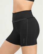 Short ciclista negro de mujer con pretina ancha, silueta ajustada y costuras reforzadas para deporte.
