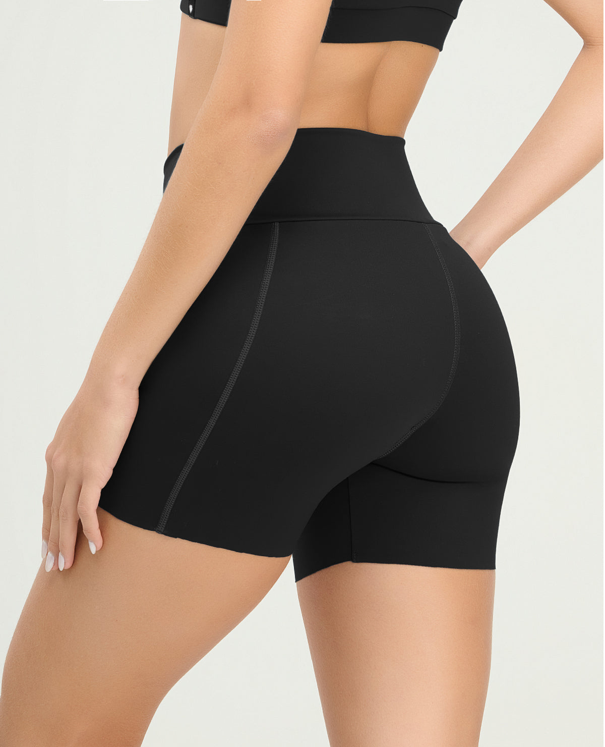 Short deportivo negro tipo ciclista para mujer con pretina alta y costuras planas de ajuste preciso.