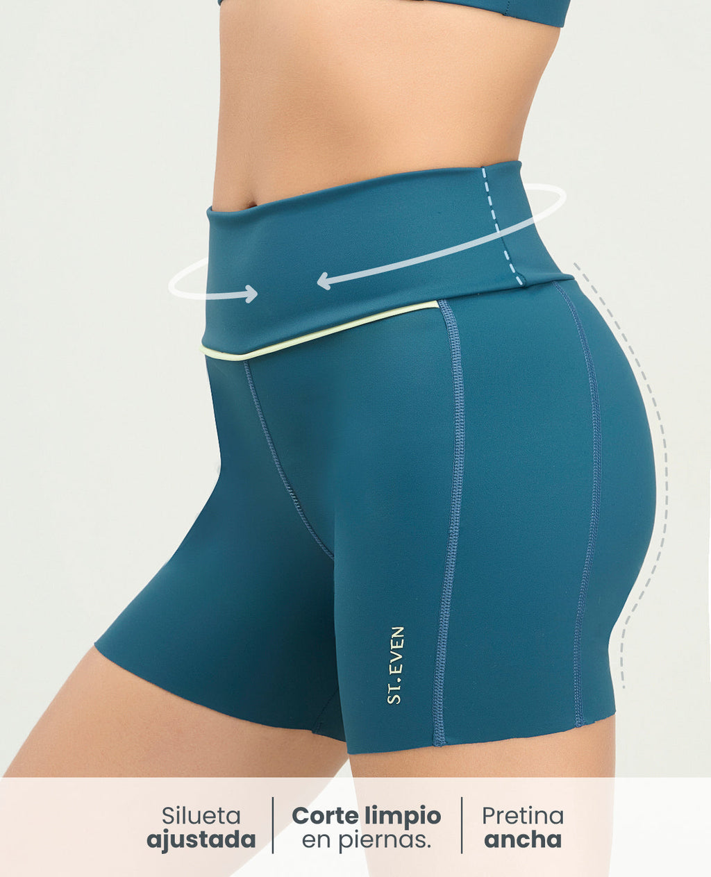 Short deportivo tipo ciclista color azul petróleo con silueta ajustada, pretina ancha y corte limpio en las piernas.