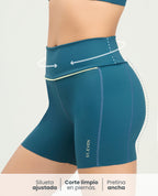 Short deportivo tipo ciclista color azul petróleo con silueta ajustada, pretina ancha y corte limpio en las piernas.
