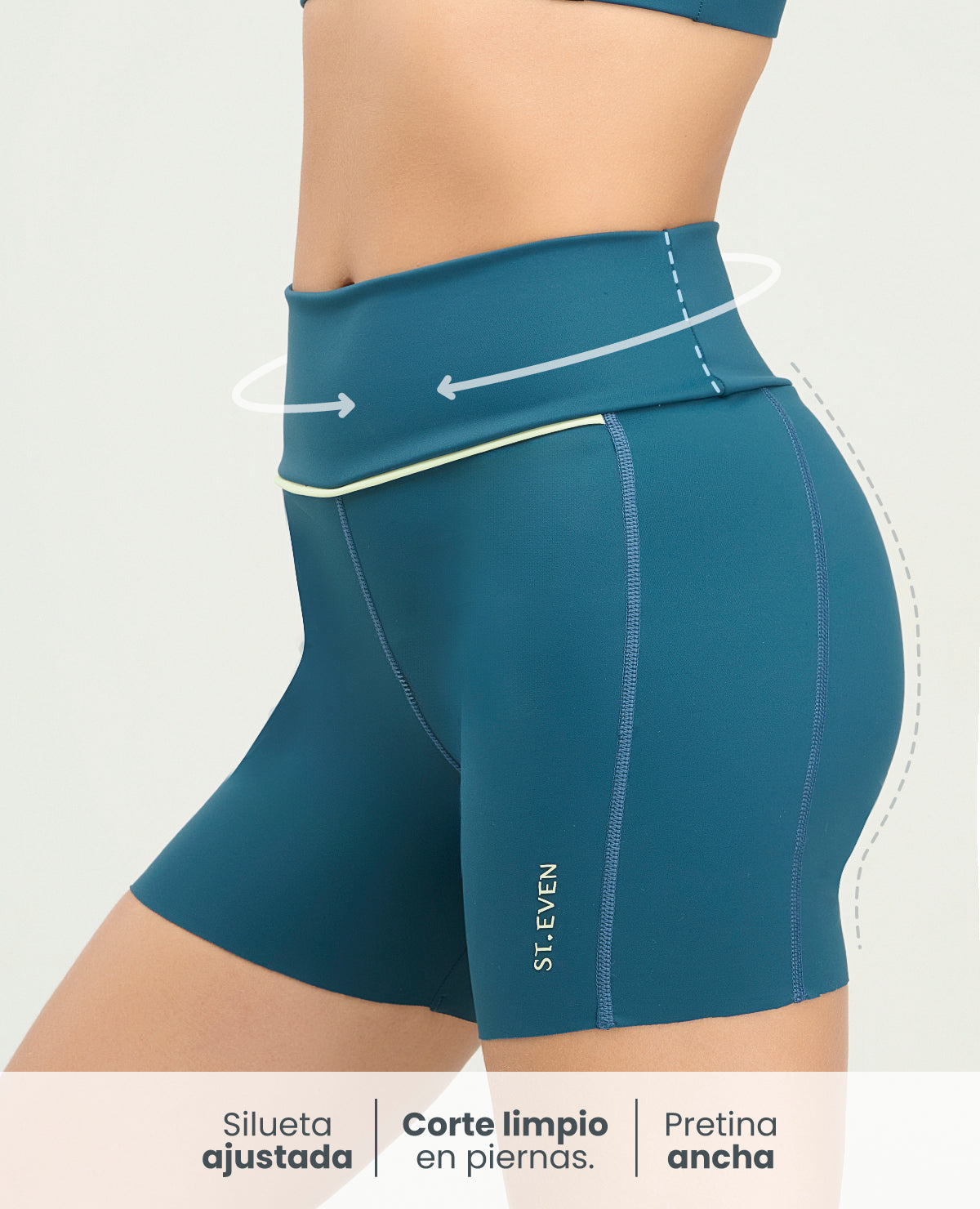 Short deportivo tipo ciclista color azul petróleo con silueta ajustada, pretina ancha y corte limpio en las piernas.