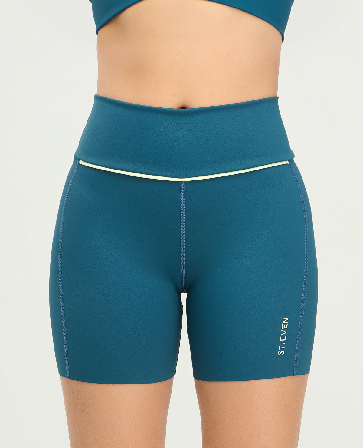 Short deportivo tipo ciclista color azul petróleo, silueta ajustada de tiro alto y detalle de vivo en la cintura.