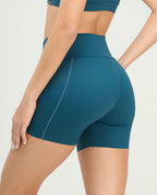 Short deportivo tipo ciclista color azul petróleo de silueta ajustada, tiro alto y corte limpio sin elásticos.