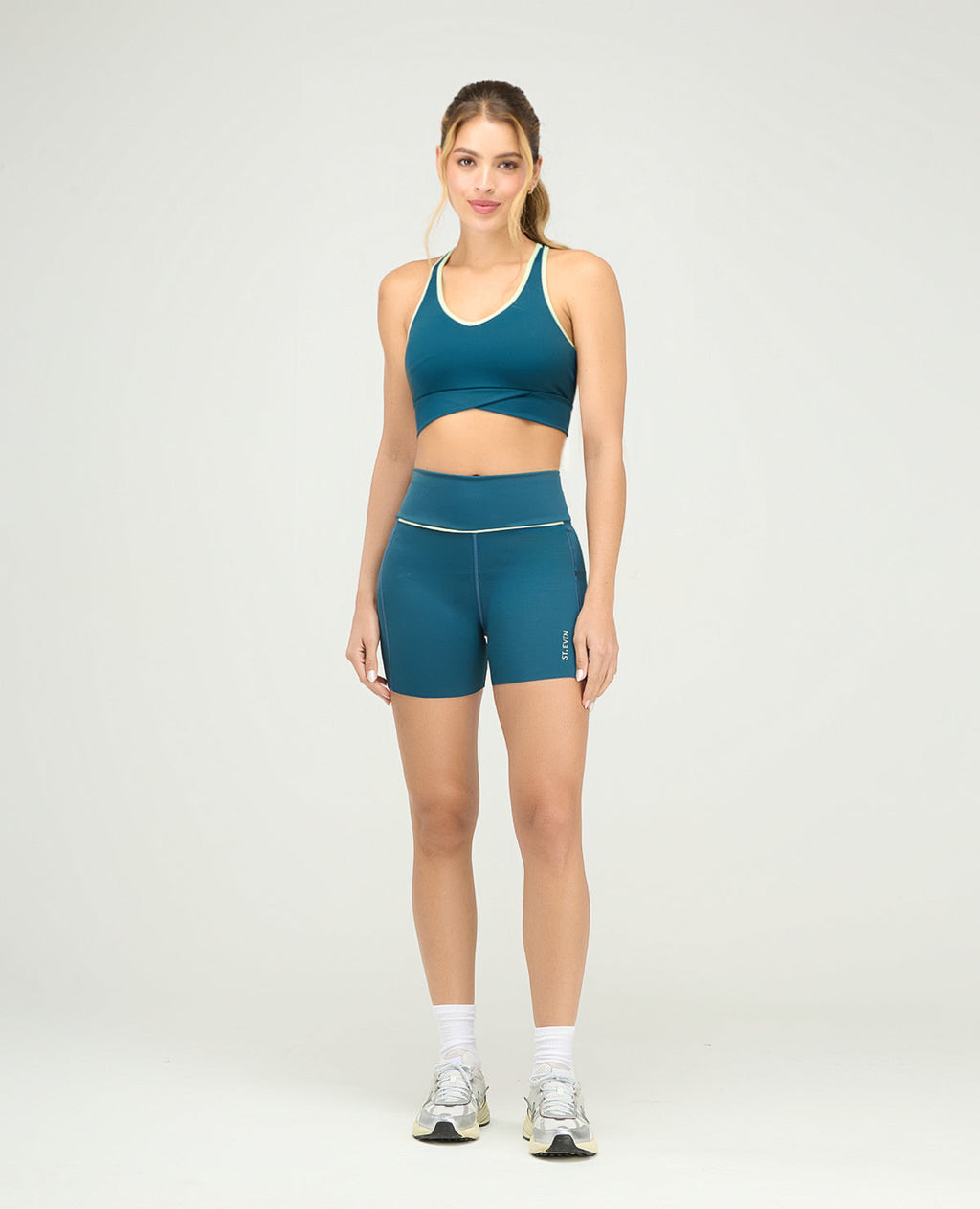 Short deportivo tipo ciclista azul petróleo para mujer, silueta ajustada y tiro alto con corte limpio de St. Even.