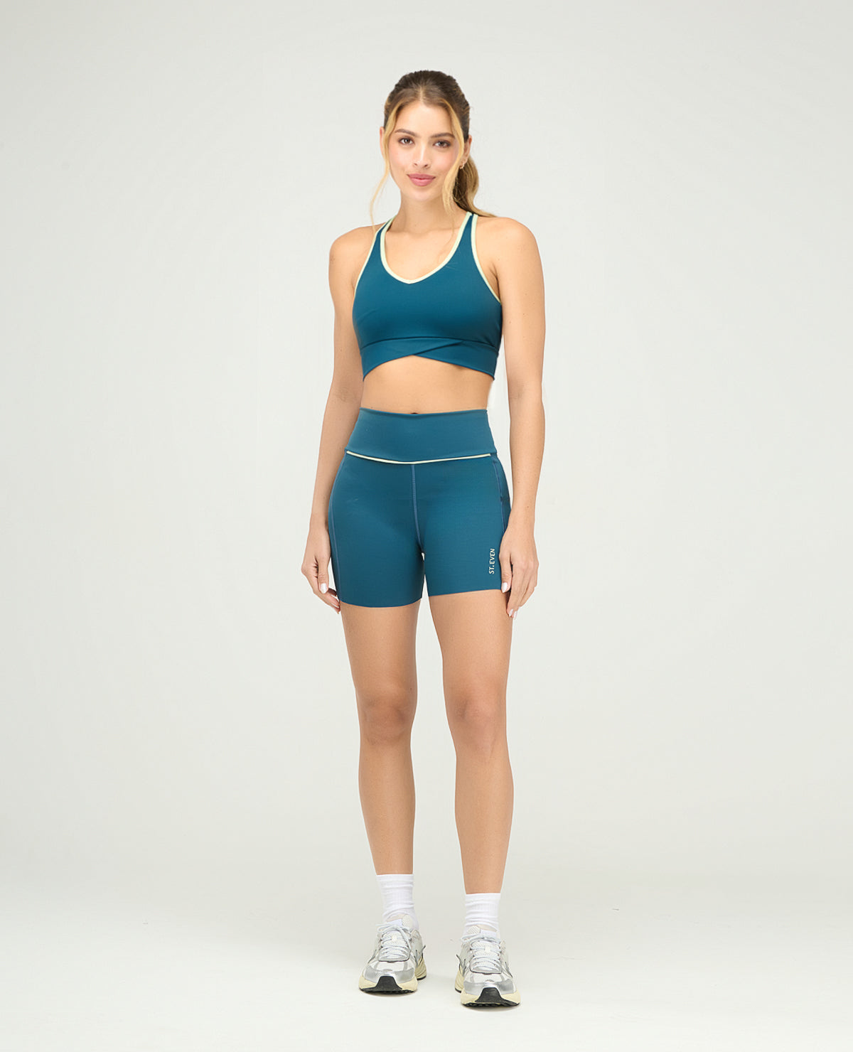 Short deportivo tipo ciclista azul petróleo para mujer, silueta ajustada y tiro alto con corte limpio de St. Even.