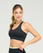 Top deportivo negro de silueta ajustada con cargaderas anchas y base estructurada cruzada para mujer.