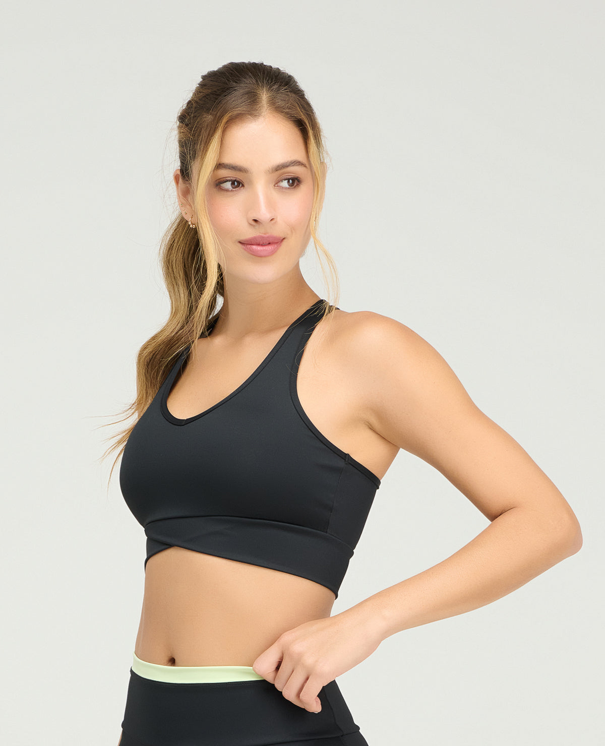 Top deportivo negro de silueta ajustada con cargaderas anchas y base estructurada cruzada para mujer.