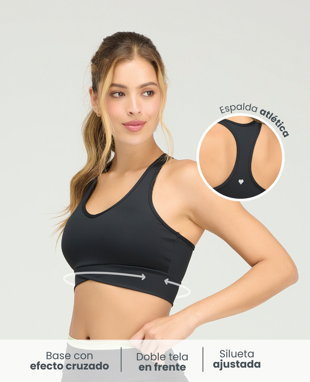 Mujer usando top deportivo negro de silueta ajustada con cargaderas anchas, espalda atlética y base cruzada.