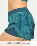 Short deportivo para mujer con silueta amplia, estampado azul, short interno elástico y pretina ancha ajustable.