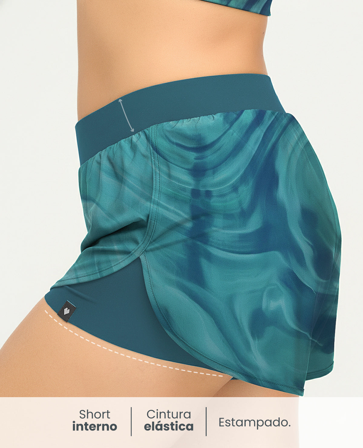 Short deportivo para mujer con silueta amplia, estampado azul, short interno elástico y pretina ancha ajustable.