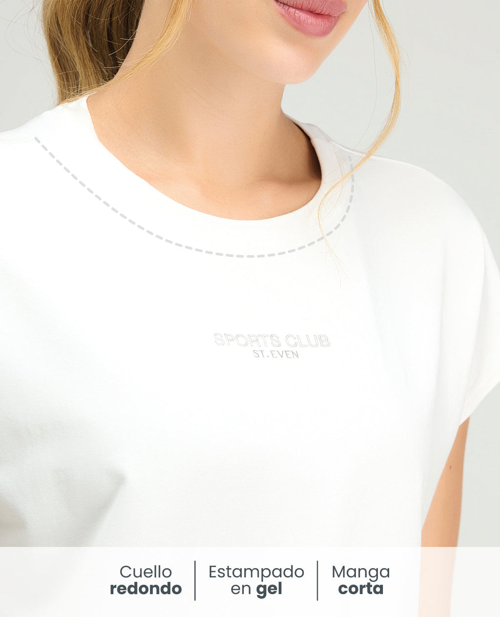 Primer plano de camiseta deportiva blanca St. Even para mujer con cuello redondo, manga corta y estampado en gel.
