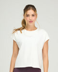 Camiseta deportiva blanca holgada para mujer con manga rodada y detalle de texto en el pecho de St. Even.