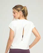 Camiseta deportiva blanca holgada para mujer con abertura en la espalda y manga rodada de St. Even.