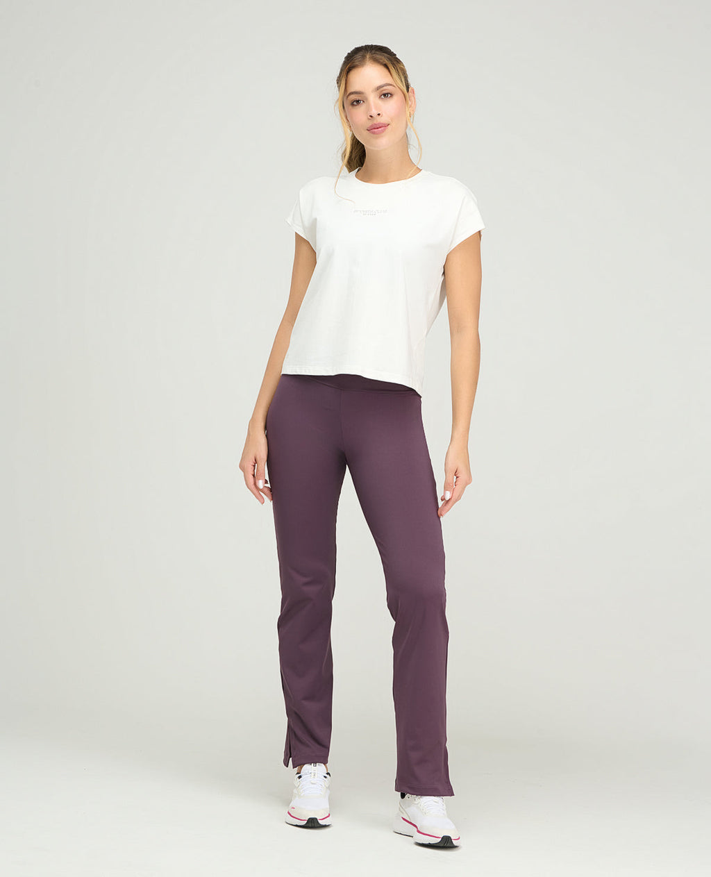 Camiseta deportiva holgada St. Even color ivory para mujer, con manga rodada y cuello redondo para yoga o entrenamiento.