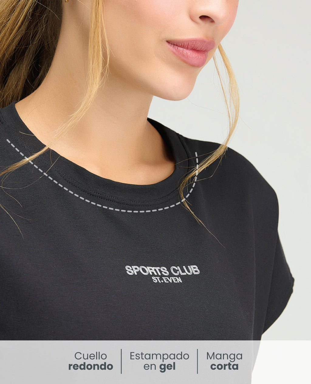 Detalle de cuello redondo y estampado en gel de camiseta deportiva negra holgada para mujer St. Even.