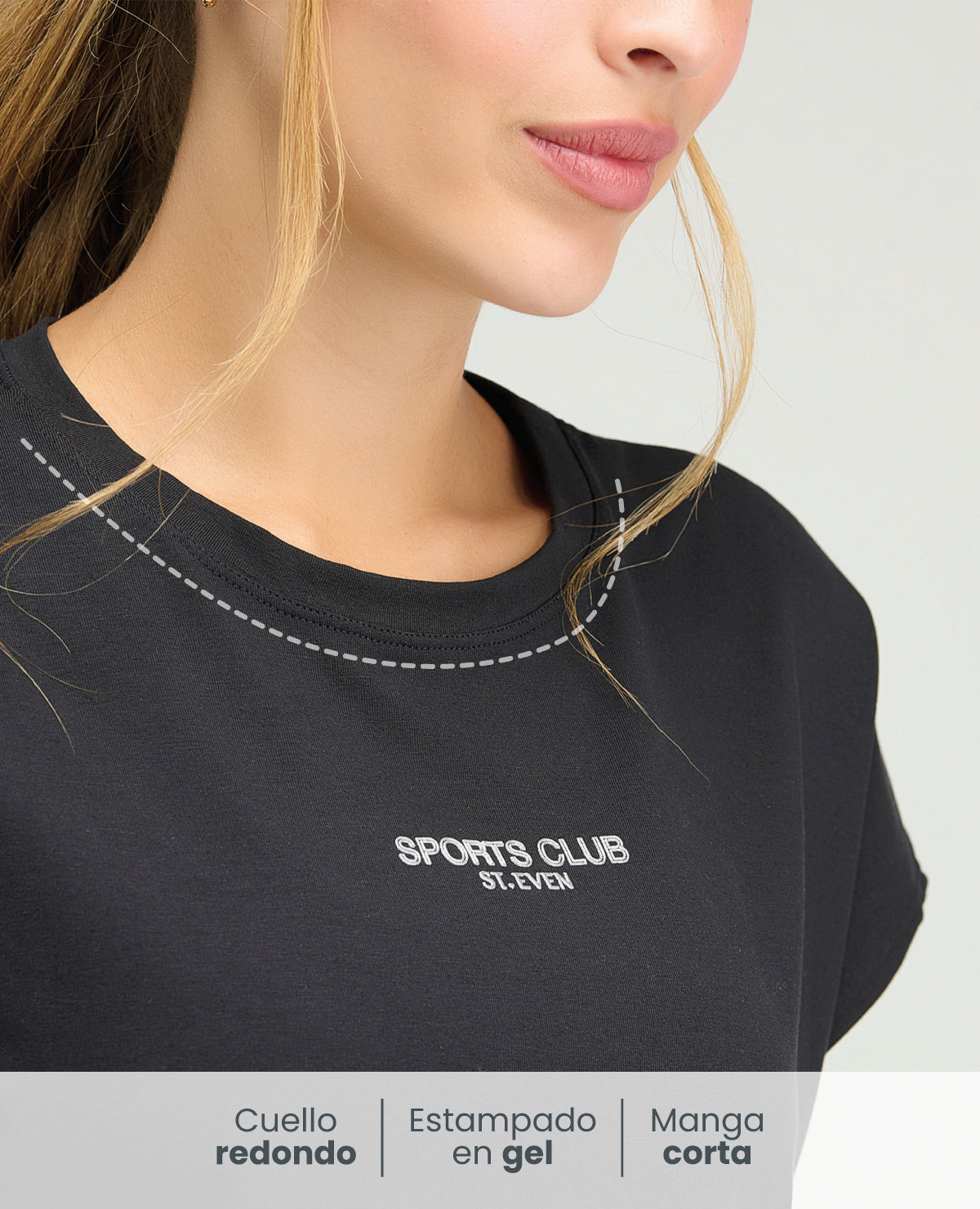 Detalle de cuello redondo y estampado en gel de camiseta deportiva negra holgada para mujer St. Even.