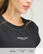 Detalle de cuello redondo y estampado en gel de camiseta deportiva negra holgada para mujer St. Even.