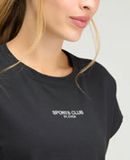 Primer plano de camiseta deportiva negra para mujer con cuello redondo y logo Sports Club St. Even.