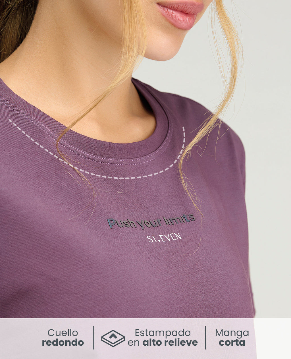 Primer plano de camiseta deportiva color berenjena con cuello redondo, estampado en relieve y tela suave transpirable.