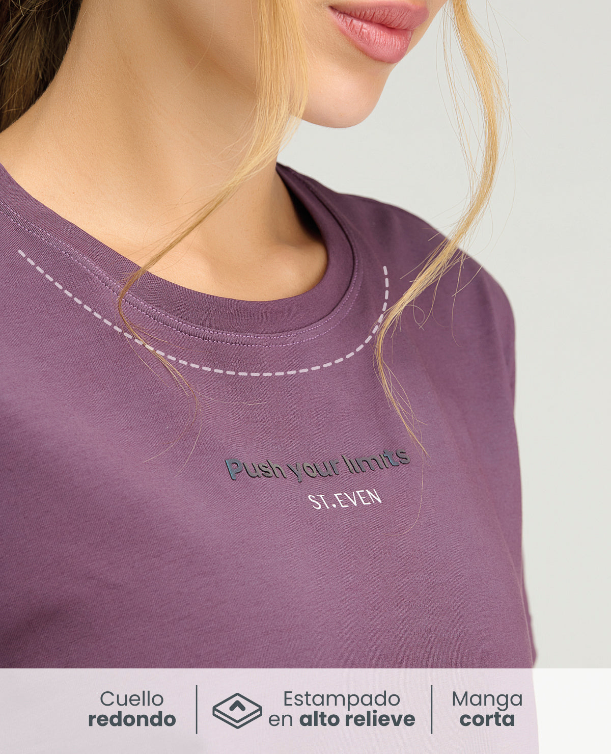 Primer plano de camiseta deportiva color berenjena con cuello redondo, estampado en relieve y tela suave transpirable.
