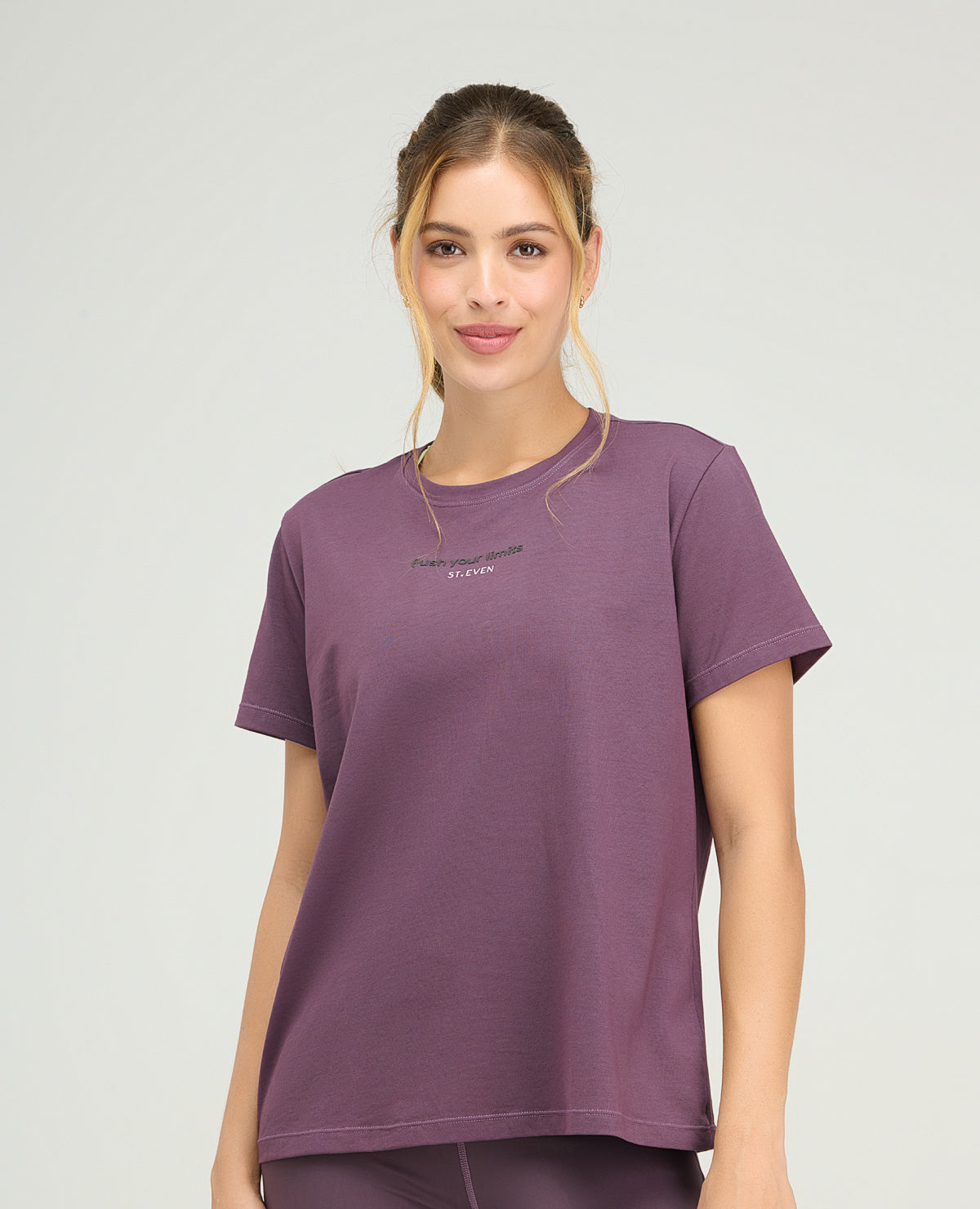 Camiseta deportiva mujer color morado berenjena, silueta holgada y estampado reflectivo St. Even.