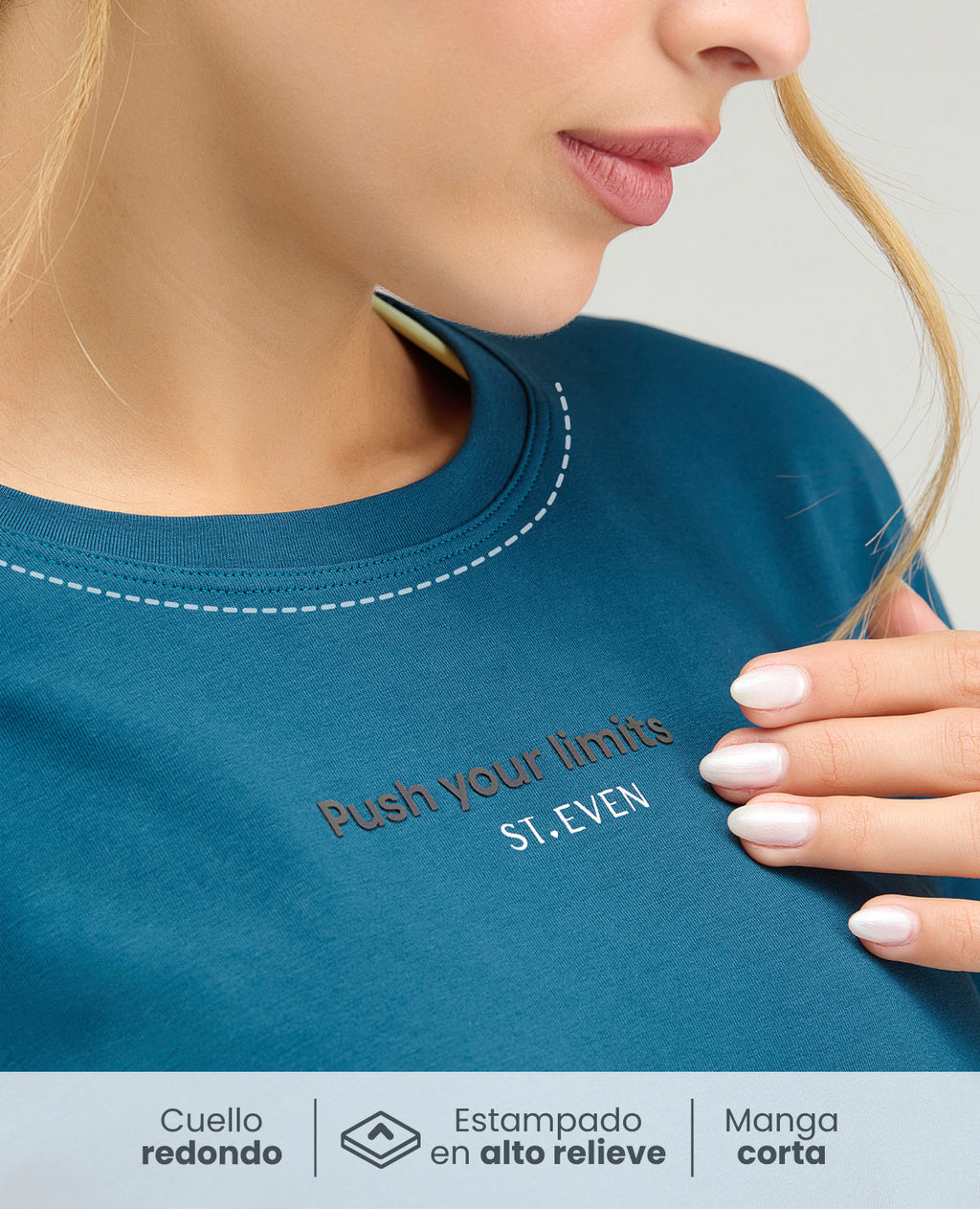 Primer plano de camiseta deportiva azul con cuello redondo, manga corta y estampado en alto relieve St. Even.