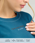 Primer plano de camiseta deportiva azul con cuello redondo, manga corta y estampado en alto relieve St. Even.