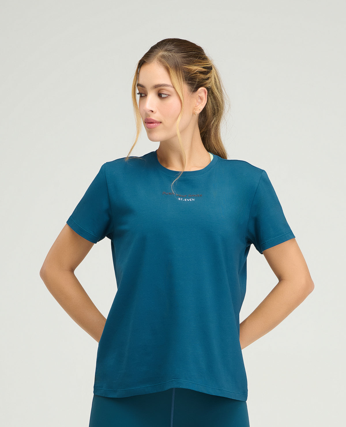 Camiseta deportiva azul para mujer, cuello redondo y silueta holgada con estampado reflectivo St. Even.