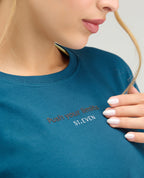 Detalle de camiseta deportiva azul con cuello redondo y estampado reflectivo Push your limits de St. Even.