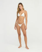 Panty de baño blanco de tiro bajo con ajuste graduable lateral y estampado botánico sutil para mujer.
