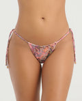 Panty de baño tiro bajo estampado con ajuste graduable lateral y detalles dorados. Bikini de moda playa St. Even.