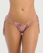 Panty de baño tiro bajo estampado con ajuste graduable lateral y detalles dorados. Bikini de moda playa St. Even.