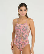 Vestido de baño entero para mujer con estampado animal print rosado, copas suaves y tiras ajustables delgadas.