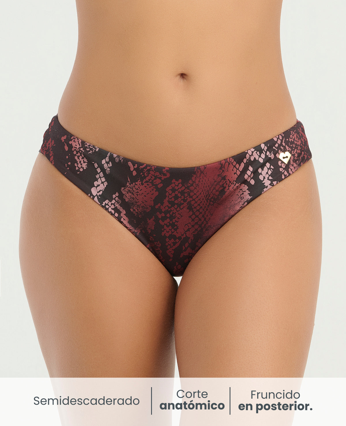 Panty de baño semidescaderado con estampado de serpiente en vinotinto, corte anatómico y diseño doble faz.