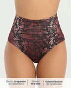 Panty de baño tiro alto con control de abdomen y diseño drapeado frontal en estampado animal print vinotinto.