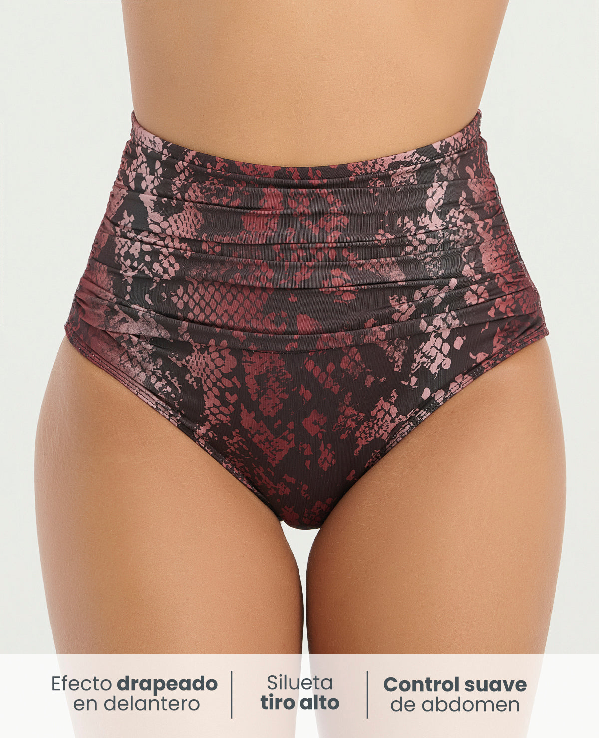 Panty de baño tiro alto con control de abdomen y diseño drapeado frontal en estampado animal print vinotinto.