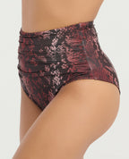 Panty de baño tiro alto con control de abdomen, estampado de serpiente granate y drapeado lateral St Even.