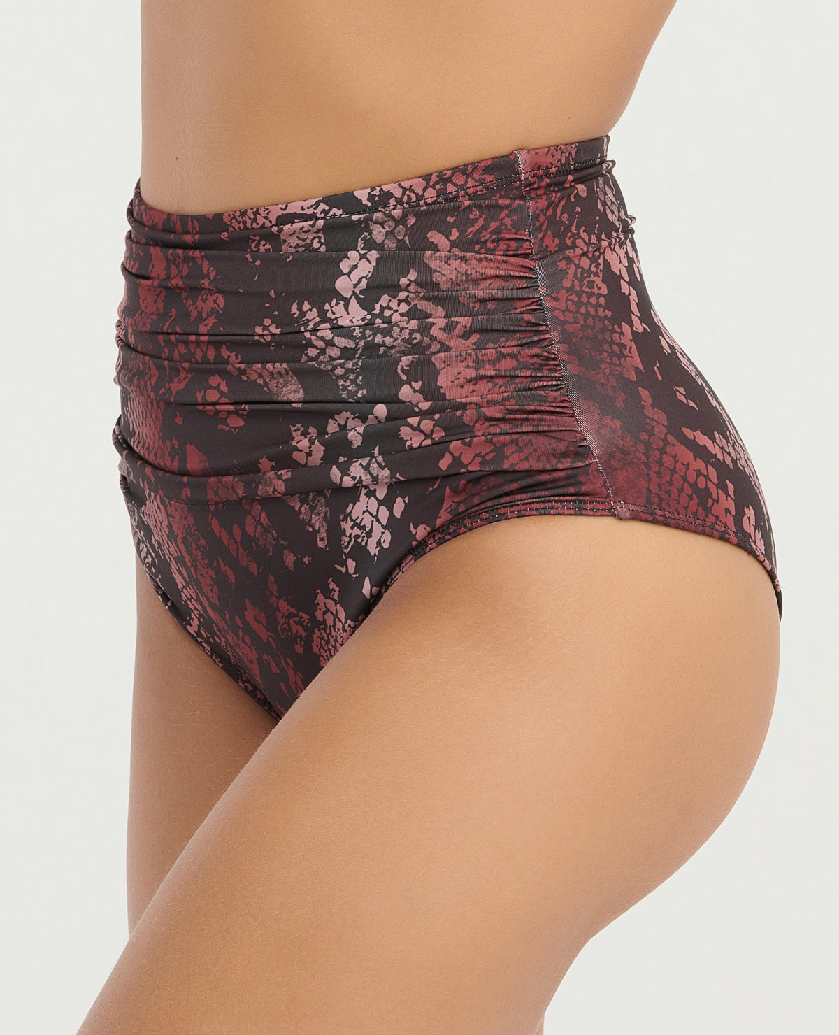 Panty de baño tiro alto con control de abdomen, estampado de serpiente granate y drapeado lateral St Even.