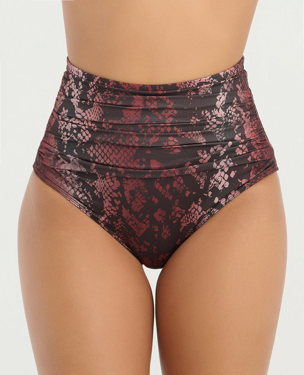 Panty de baño tiro alto con control de abdomen, diseño drapeado frontal y estampado animal en tonos borgoña y negro.