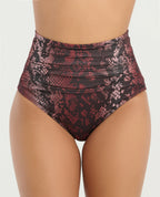 Panty de baño tiro alto con control de abdomen, diseño drapeado frontal y estampado animal en tonos borgoña y negro.