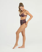 Panty de baño tiro alto con control de abdomen y diseño drapeado en estampado animal print vinotinto de St. Even.