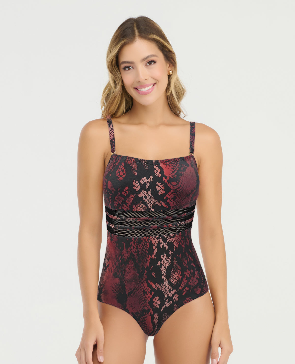 Vestido de baño entero con control de abdomen, estampado animal print vino tinto y detalle de malla en la cintura.