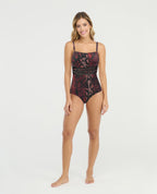 Vestido de baño entero con control de abdomen, estampado animal print rojizo y detalle de malla transparente.