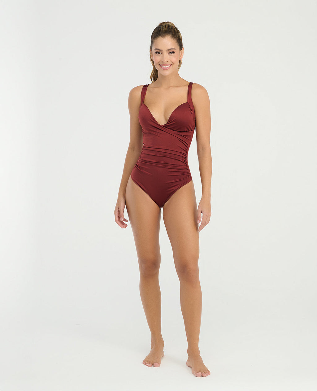 Vestido de baño entero vinotinto con escote cruzado, realce medio y efecto drapeado con control de abdomen.
